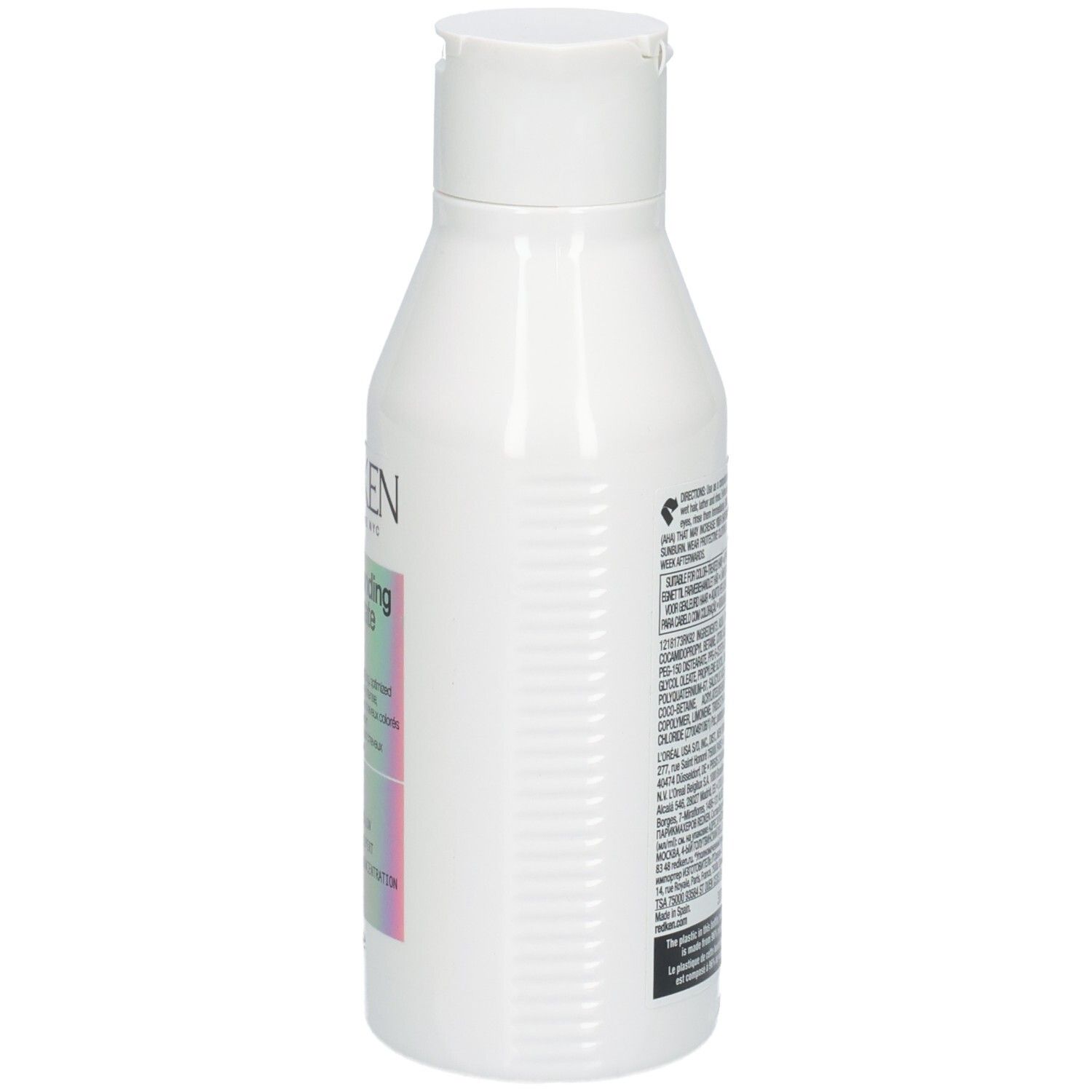 Flacon de shampooing blanc. Étiquette avec nom du produit et ingrédients. Marque : Redken. 300ml.