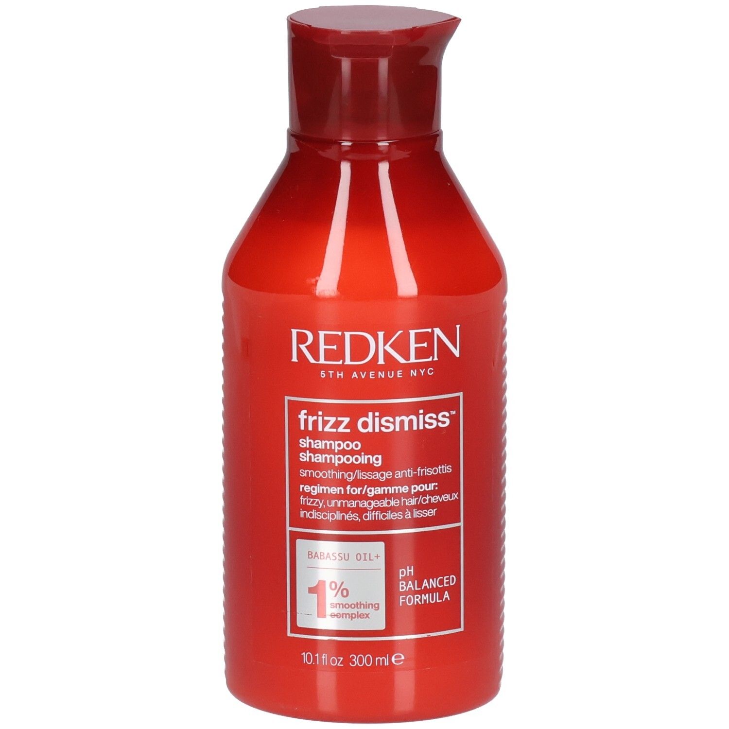 Flacon de shampooing rouge avec bouchon rouge. Inscription: Redken Frizz Dismiss Shampoo. Contient 1% de complexe lissant. Formule pH équilibré.