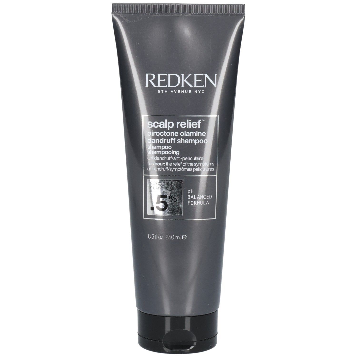 Tube grise de shampooing. Inscriptions: REDKEN, Scalp Relief, Piroctone Olamine, shampooing antipelliculaire. Contient 0,5% Piroctone Olamine. pH équilibré.