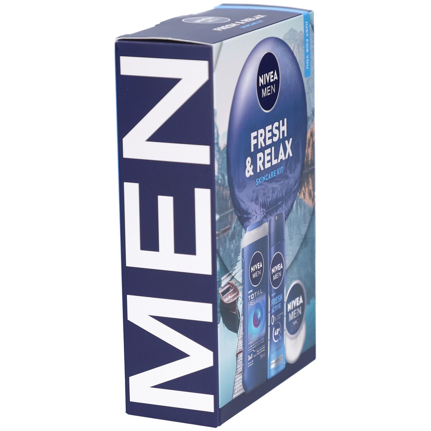 Coffret de soins NIVEA MEN Fresh & Relax. Vue latérale de la boîte. Grand 'MEN' en blanc sur fond bleu.