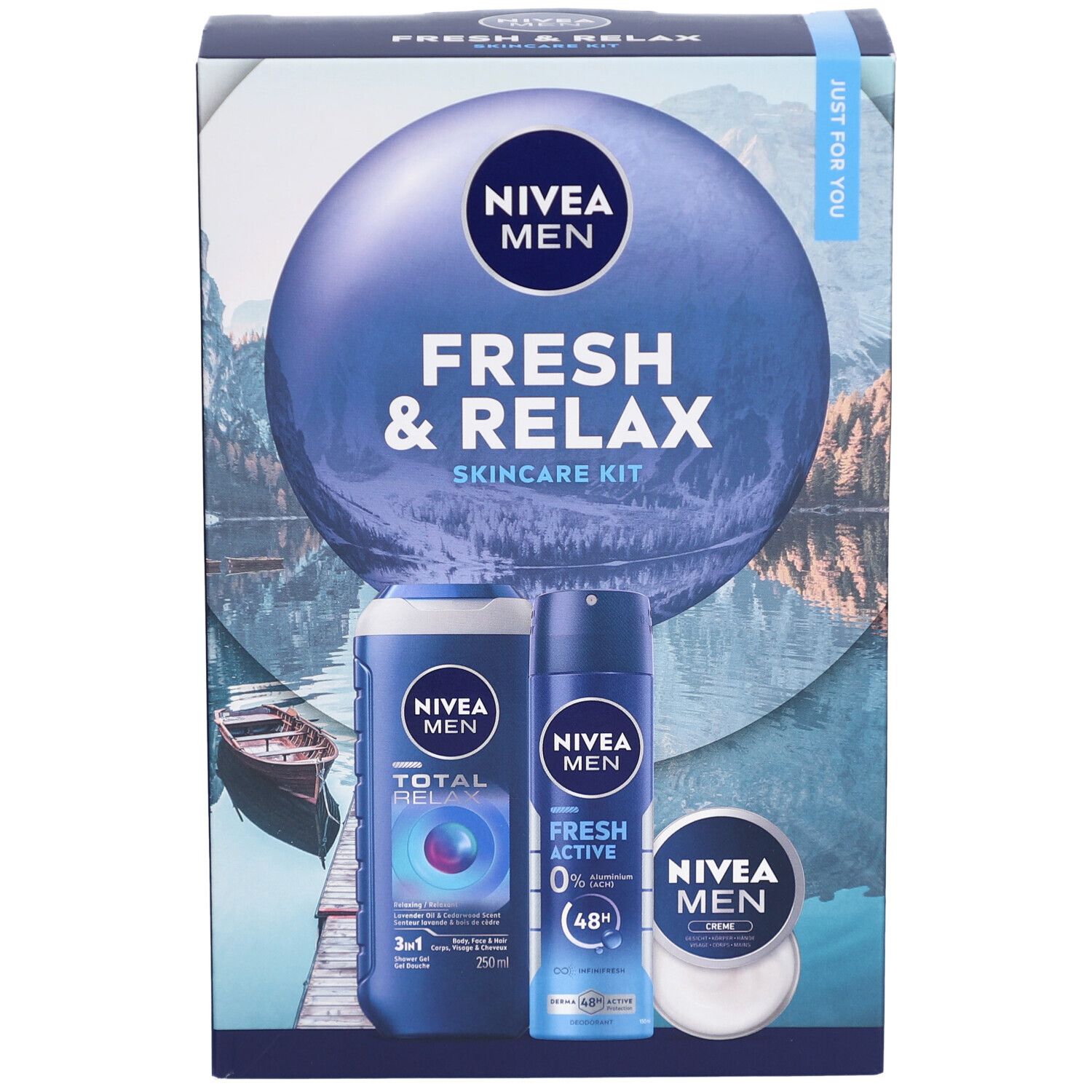 Coffret de soins NIVEA MEN Fresh & Relax. Boîte avec gel douche, déodorant et crème. Fond de paysage.