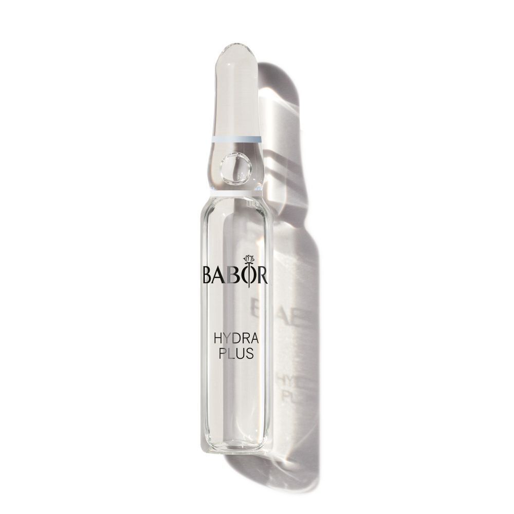 Une seule ampoule Babor Hydra Plus. Ampoule en verre transparent avec impression blanche. L'ombre de l'ampoule est visible.