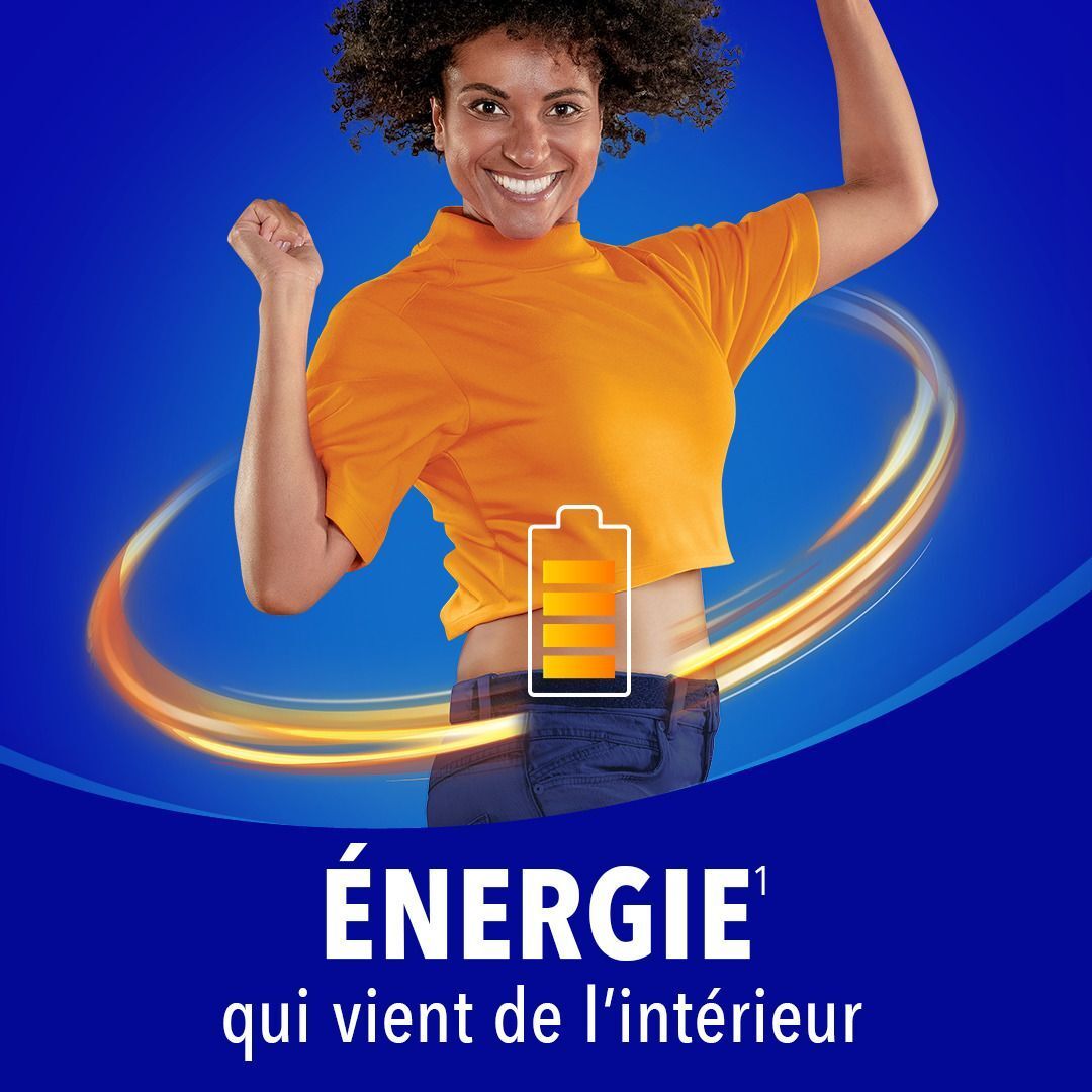 Main tenant une gomme orange. Fond bleu.