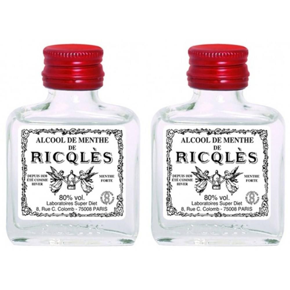 Deux petites bouteilles carrées avec bouchon rouge. Étiquette avec texte: ALCOOL DE MENTHE, RICQLES, 80% vol.