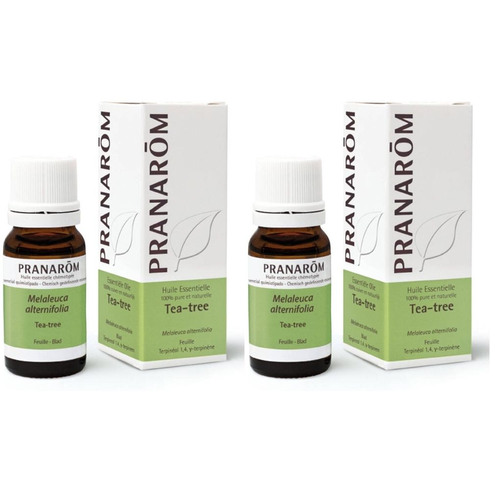 Deux flacons et deux boîtes. Sur les flacons, "PRANAROM Tea-tree". Sur les boîtes, "PRANAROM Huile Essentielle Tea-tree".