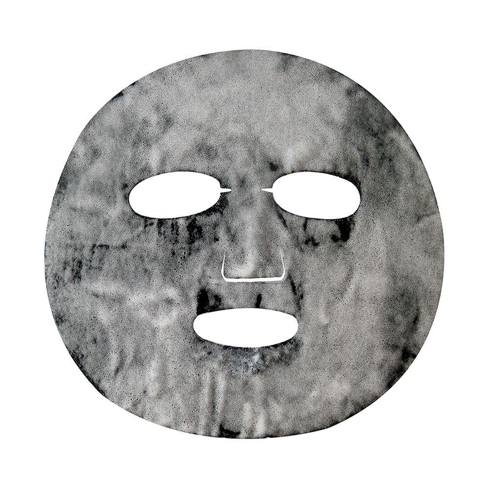 Un masque rond avec des ouvertures pour les yeux, le nez et la bouche. Le masque est gris et a une surface inégale.