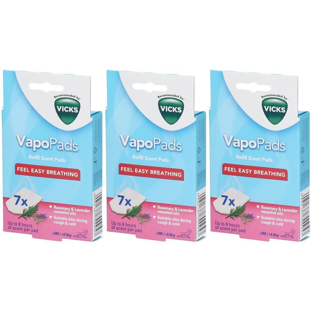 Trois boîtes de Vicks VapoPads. Emballage bleu avec nom et logo du produit. Contient 7 pads.