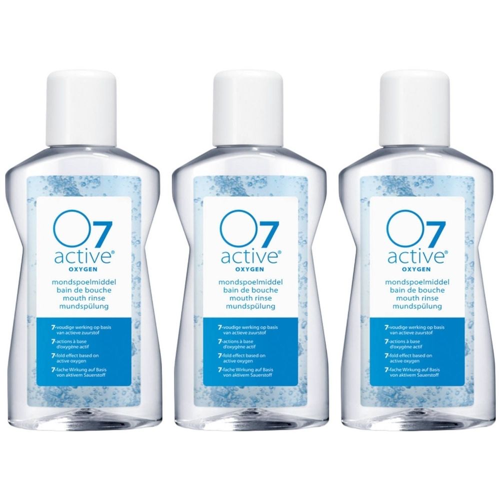 Trois flacons de bain de bouche O7 active. Liquide clair, bouchon blanc, étiquette bleue avec informations.
