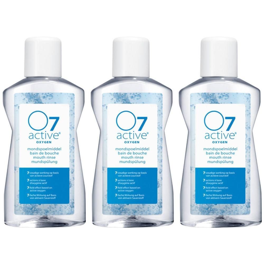 Trois flacons de bain de bouche O7 active. Liquide clair, bouchon blanc, étiquette bleue avec informations.