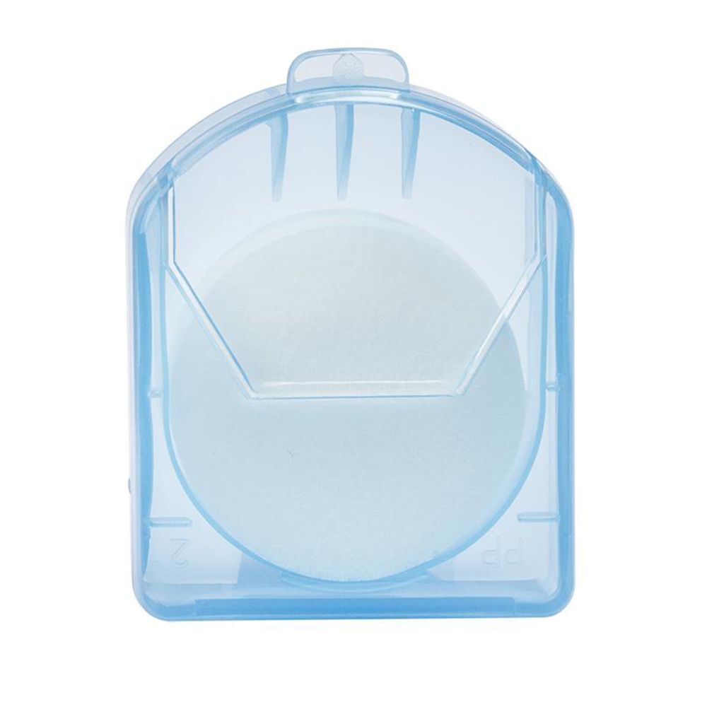 Boîte en plastique bleu transparent contenant un filtre blanc rond. Boîte avec coins arrondis et fermeture.