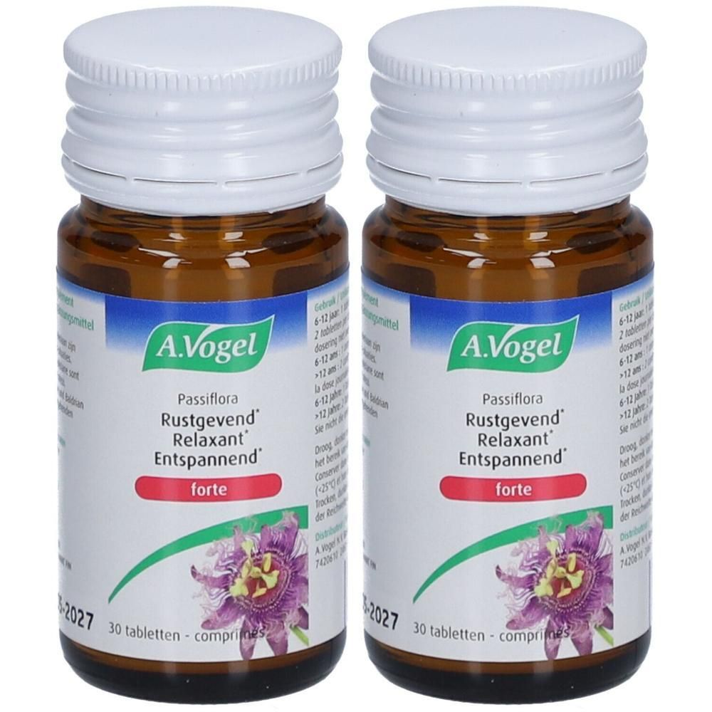 Deux flacons de A. Vogel Passiflora Relaxant forte. Flacons en verre brun avec bouchons blancs et étiquettes avec informations et fleur violette.
