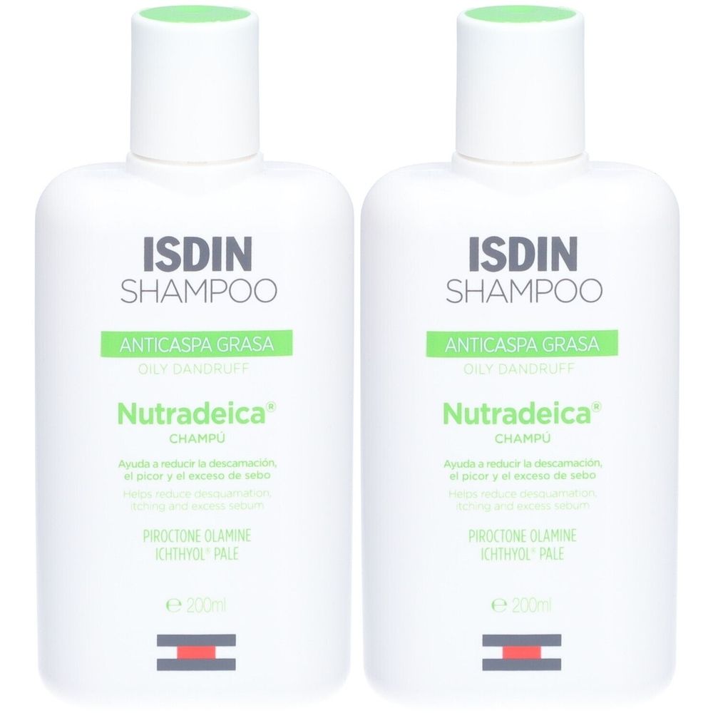 Deux flacons blancs de shampooing ISDIN. Étiquettes vertes avec texte. Inscription: Nutradeica, antipelliculaire pour cheveux gras.