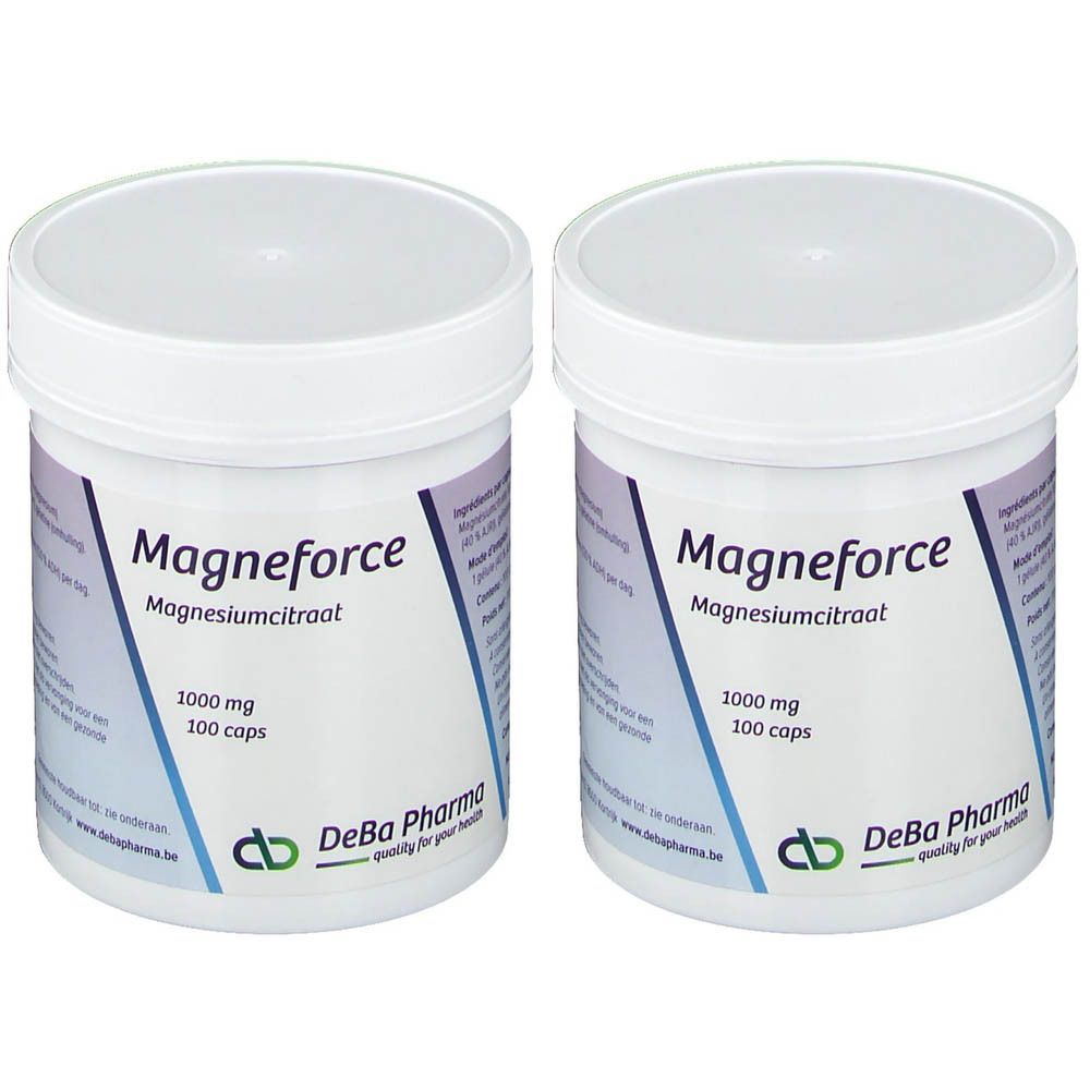 Deux pots blancs avec couvercles. Inscription: Magneforce, Magnesiumcitraat, 1000 mg, 100 caps. Logo DeBa Pharma.
