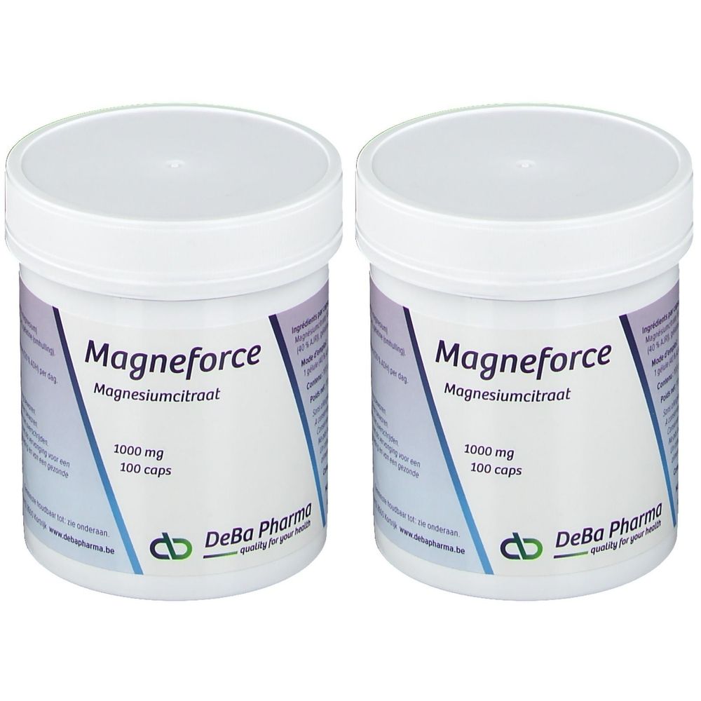 Deux pots blancs avec couvercles. Inscription: Magneforce, Magnesiumcitraat, 1000 mg, 100 caps. Logo DeBa Pharma.