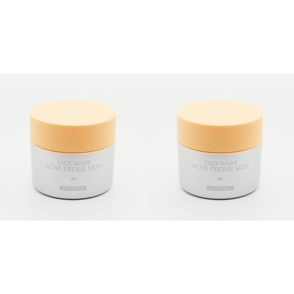 Deux pots ronds gris avec couvercles orange. Inscription: FACE WASH ACNE PRONE SKIN.
