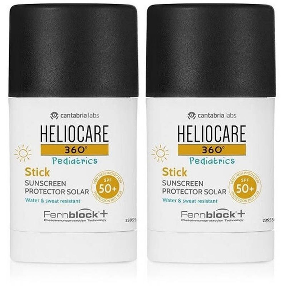 Deux sticks de crème solaire avec bouchon noir. Inscription: Heliocare 360° Pediatrics Stick SPF50+.