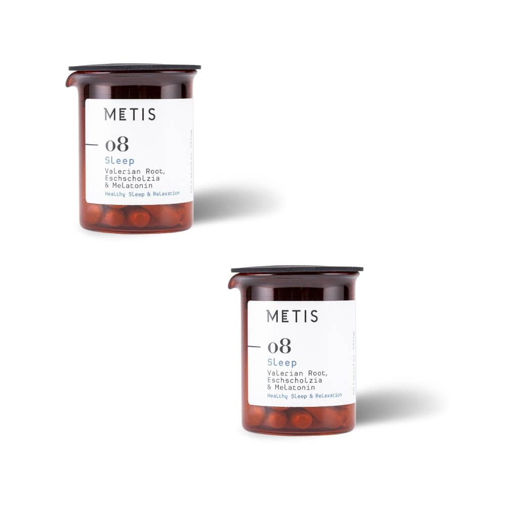 Deux flacons METIS Sleep 08. Récipients en verre brun avec comprimés. Étiquette blanche avec informations.