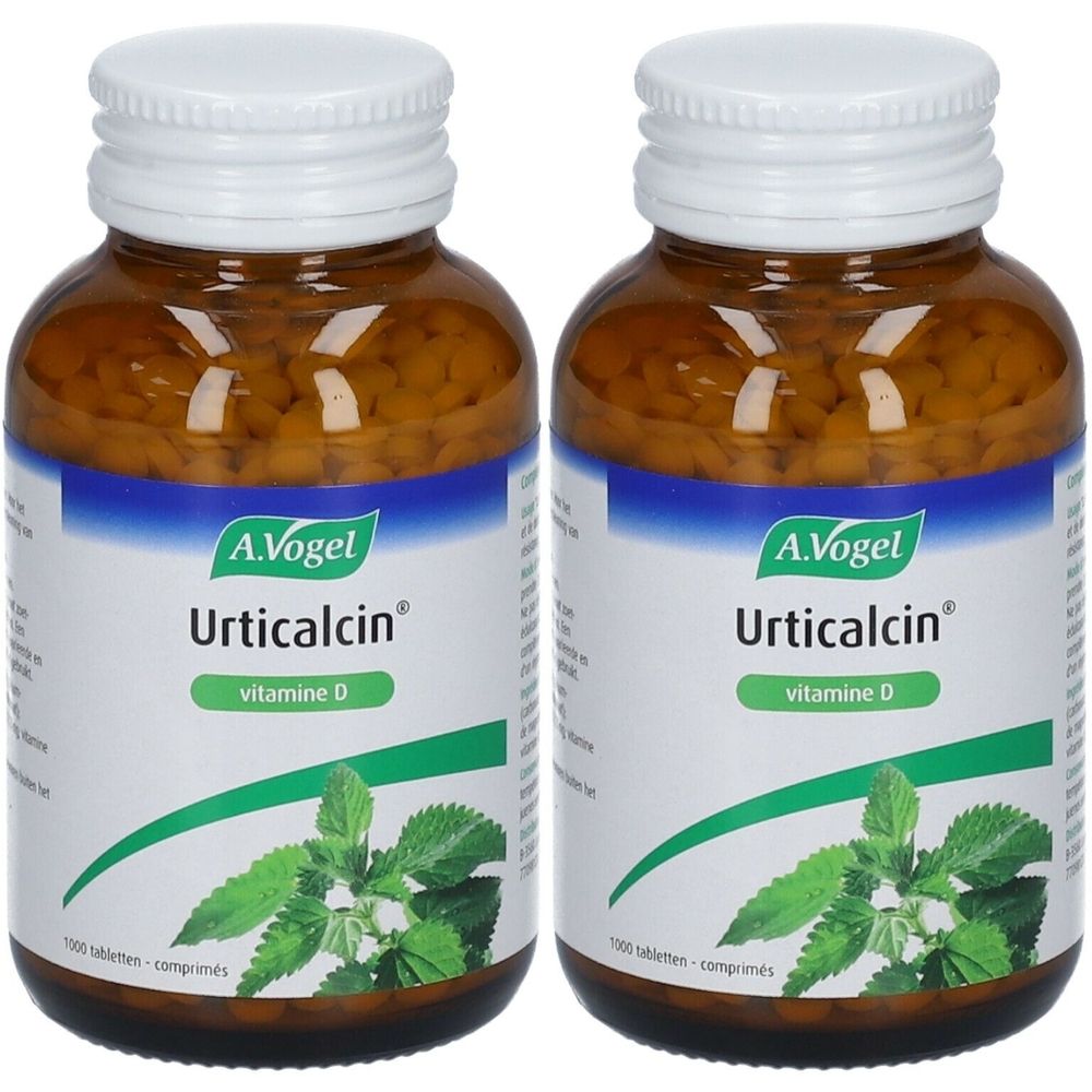 Deux flacons de A.Vogel Urticalcin® + Vitamine D3. Comprimés bruns dans des flacons en verre avec couvercle blanc. Étiquette avec logo et texte.