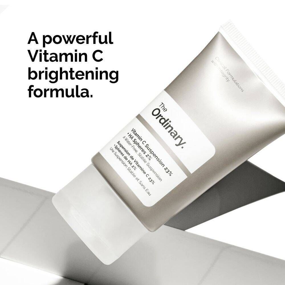Un tube de The Ordinary Vitamin C Suspension 23% + HA Spheres 2% sur une surface inclinée.