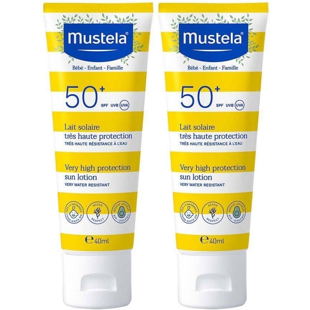 Deux tubes de crème solaire à rayures jaunes et blanches. Inscription : Mustela, 50+, Lait solaire, Very high protection sun lotion.