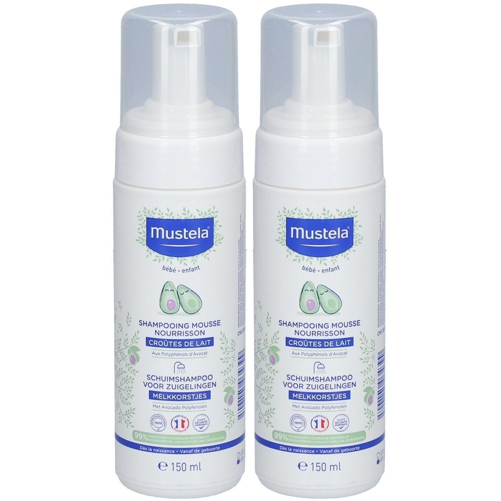 Deux flacons blancs de Mustela Schaumshampoo pour Kleinkinder. Inscription: Shampooing Mousse Nourrisson, Crôutes de lait, 150 ml.