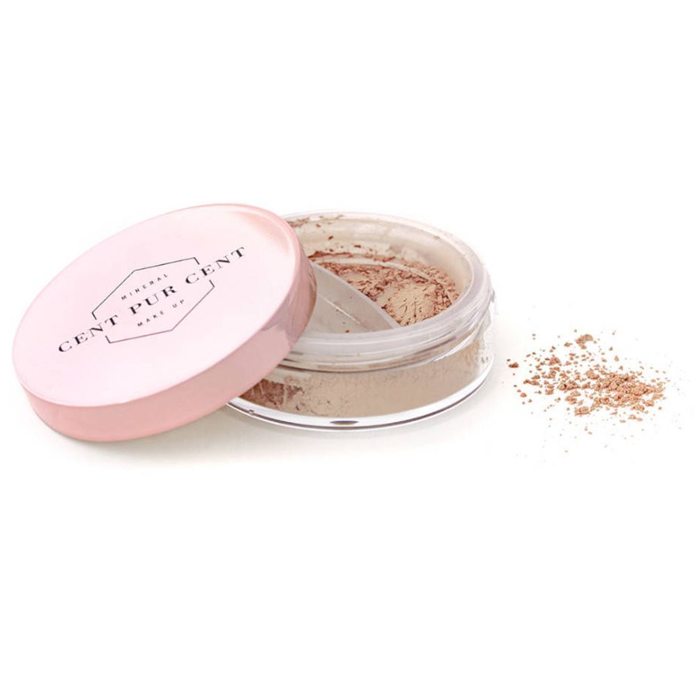 Pot transparent avec couvercle rose. Inscription: MINERAL CENT PUR CENT MAKE UP. Couvercle à côté. Poudre en vrac à côté.