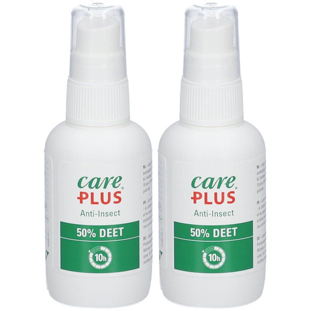 Deux flacons pulvérisateurs blancs avec étiquette verte. Inscription : Care Plus Anti-Insect 50% DEET. Protection 10h.