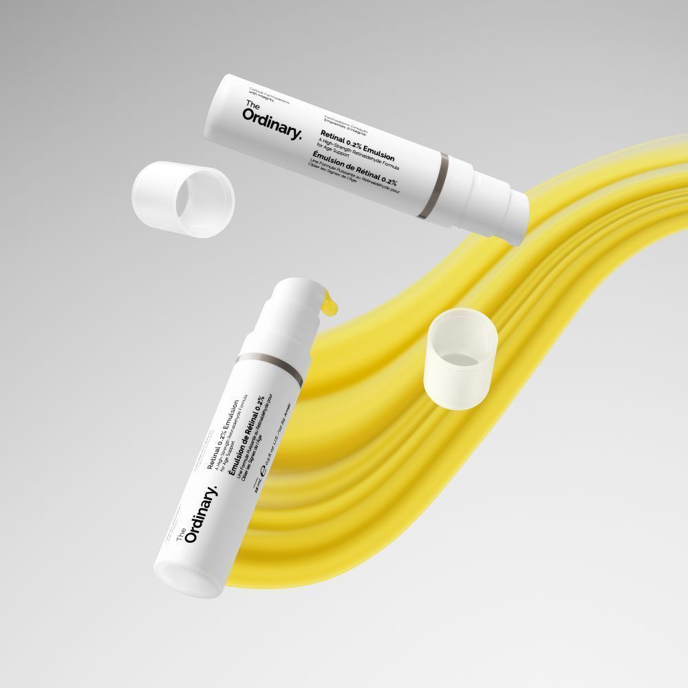 Deux flacons blancs avec pompe et fond jaune. Inscription : Retinal 0.2% Emulsion. Marque : The Ordinary.