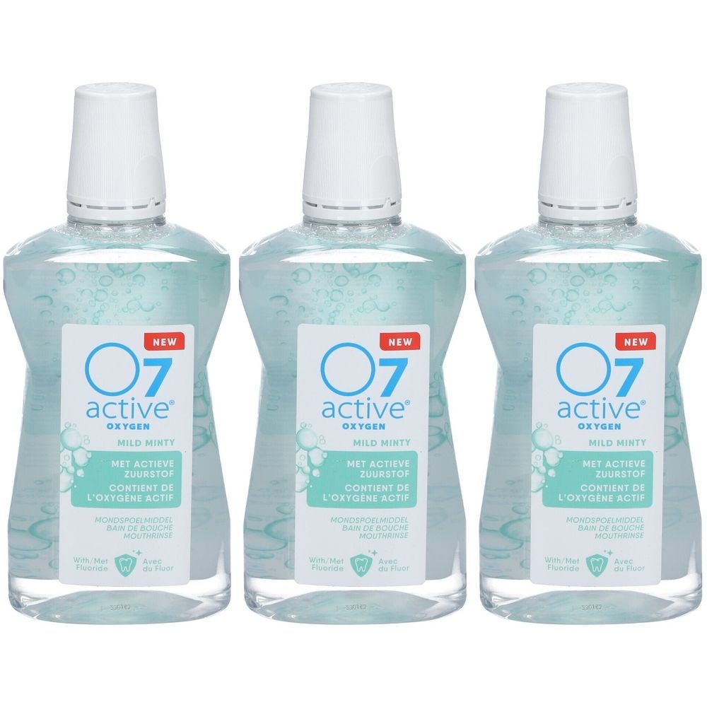Trois flacons de bain de bouche. Liquide clair, bouchon blanc. Inscription: O7 active OXYGEN, MET ACTIEVE ZUURSTOF, CONTIENT DE L'OXYGENE ACTIF.