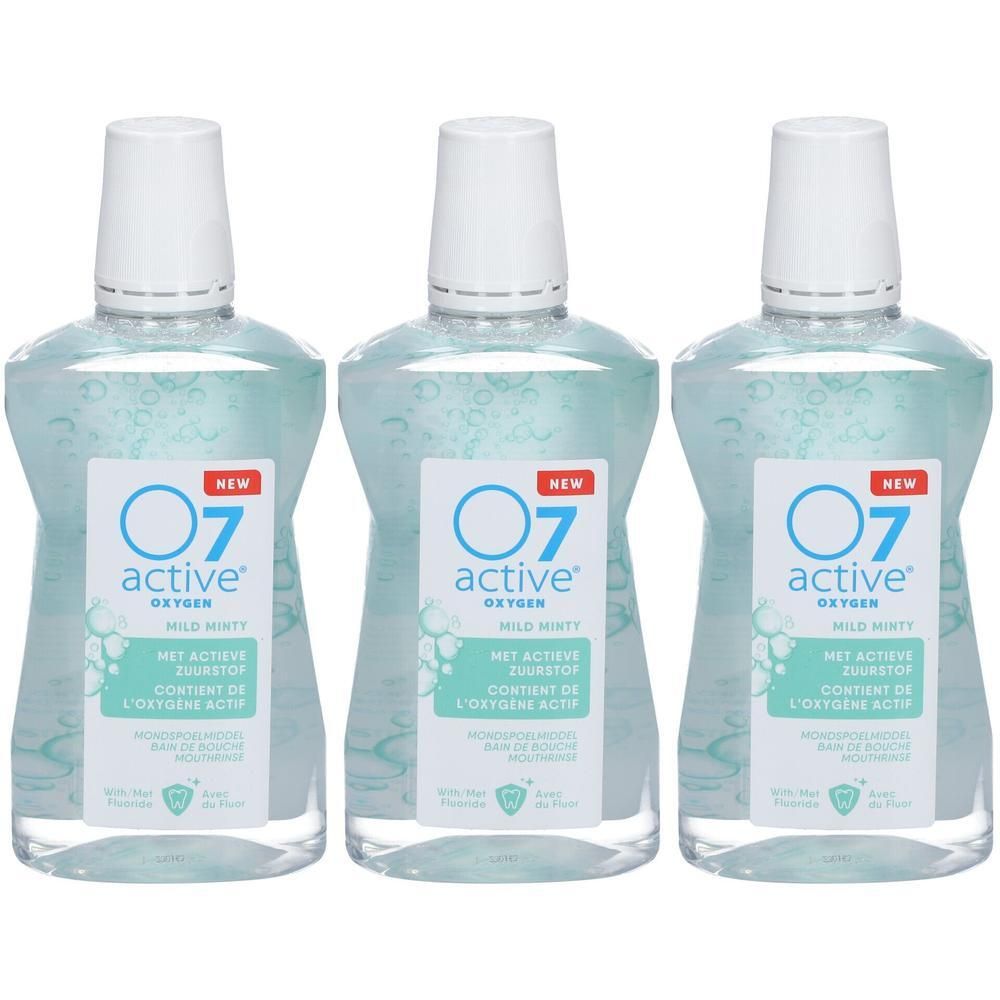 Trois flacons de bain de bouche O7 active. Liquide bleu clair, bouchon blanc, étiquette avec logo et texte.