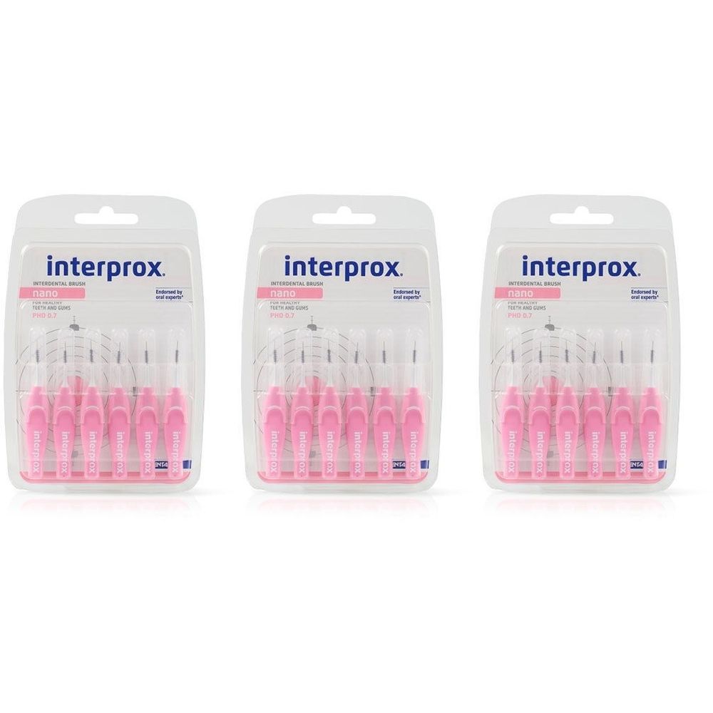 Trois paquets de brosses interdentaires roses. Chaque paquet contient plusieurs brosses dans un emballage blister transparent. Le nom de la marque est visible.