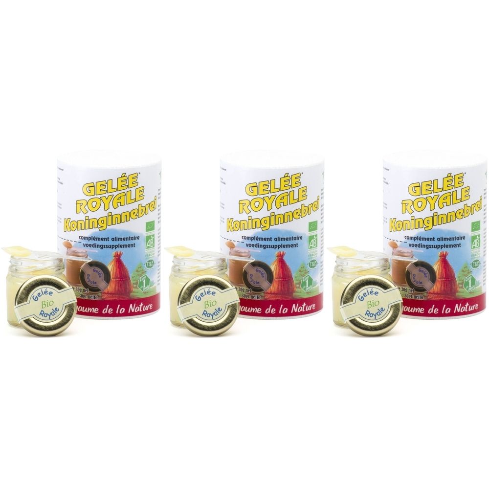 Trois pots et boîtes de produit. L'étiquette indique "Gelée Royale". Les pots ont des couvercles dorés.