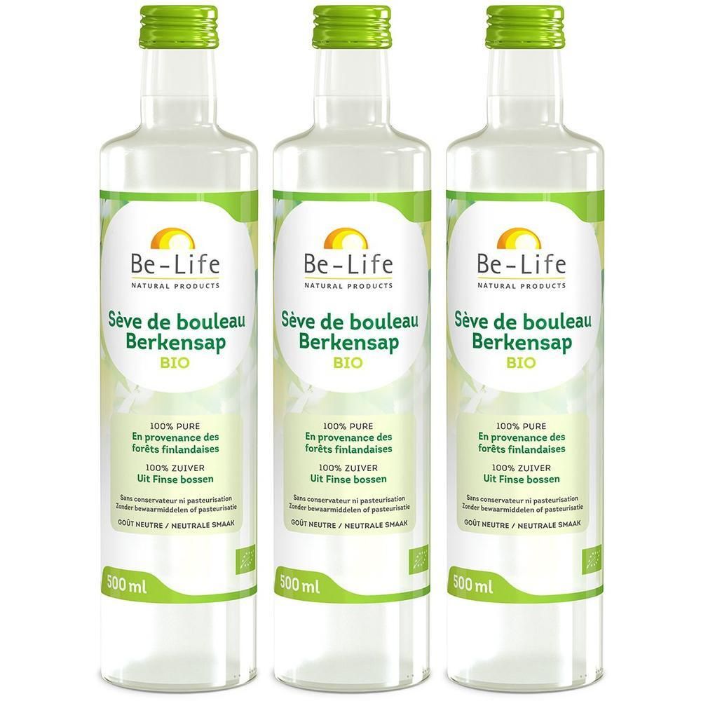 Trois bouteilles de Sève de bouleau Birkensap Bio Be-Life. Liquide clair, étiquette verte avec texte et logo. Bouchons verts.