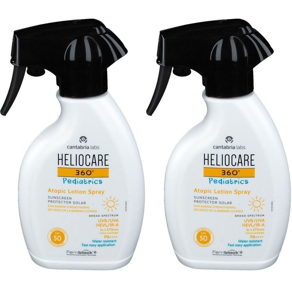 Deux flacons de HELIOCARE 360° Pediatrics Atopic Lotion Spray SPF50. Flacons blancs avec pulvérisateur noir. Indication SPF50 jaune.