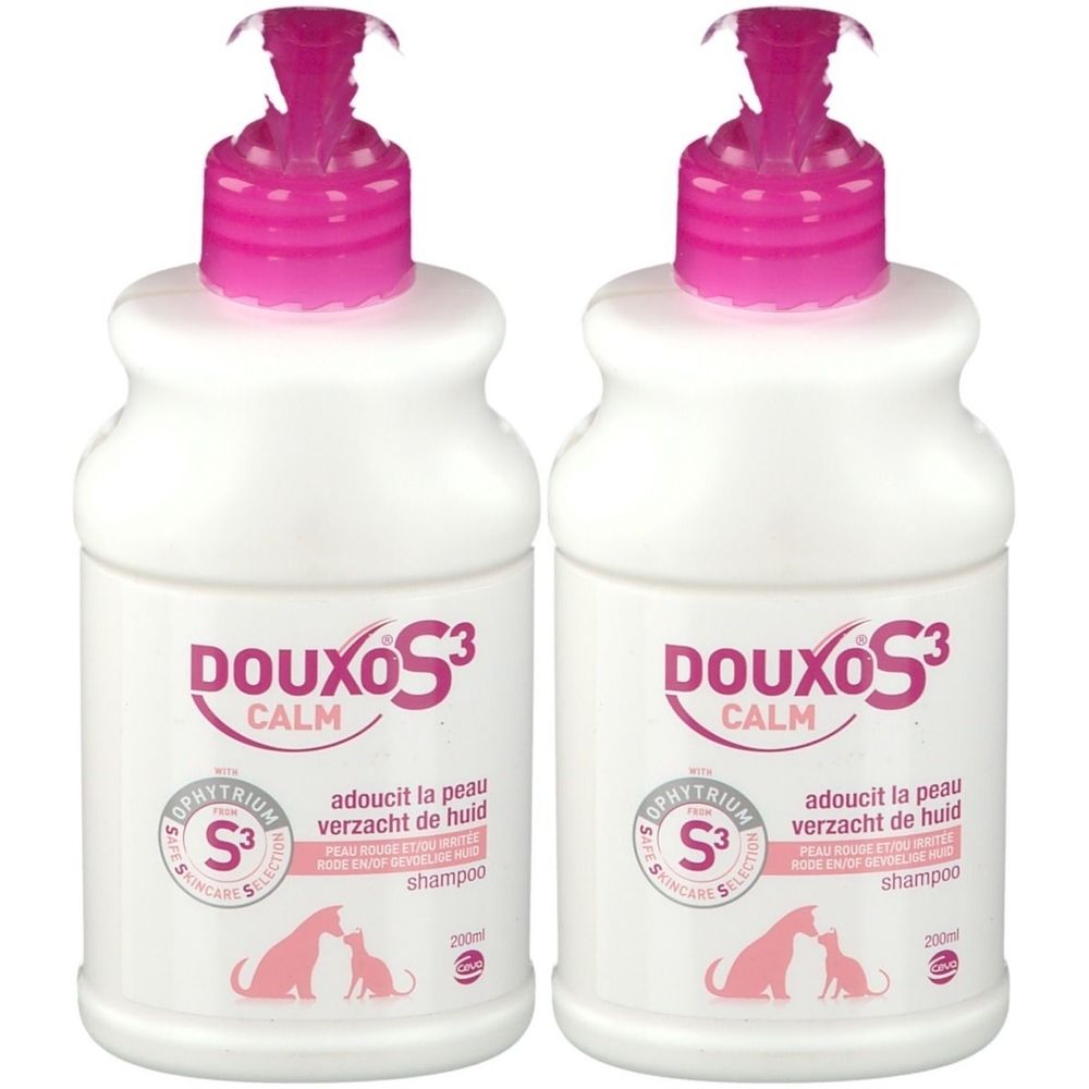 Deux flacons blancs avec pompes roses. Inscription DOUXO S3 CALM, logo chien et chat, texte multilingue. Shampooing pour animaux.