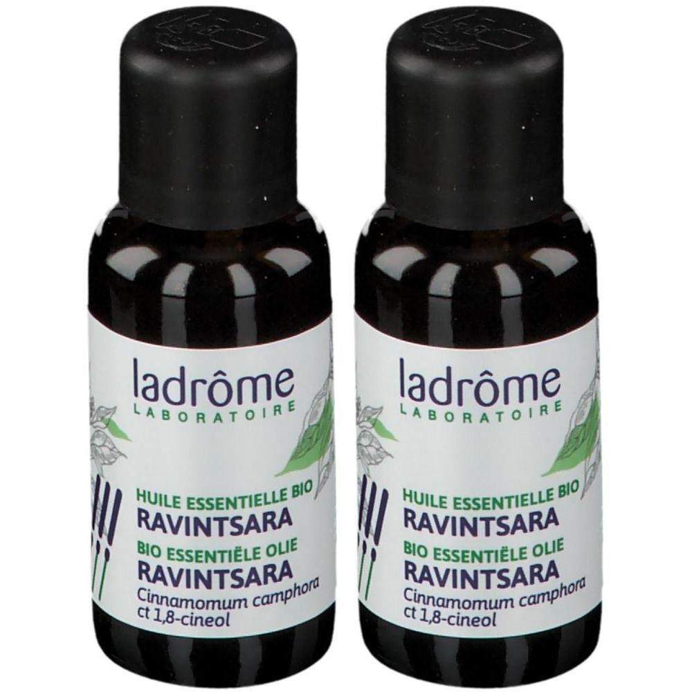 Deux flacons avec bouchon noir. Inscription: Ladrôme Laboratoire, Huile Essentielle Bio Ravintsara.