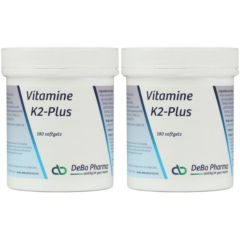 Deux pots blancs avec l'inscription "Vitamine K2-Plus" et "180 softgels". Logo DeBa Pharma visible.
