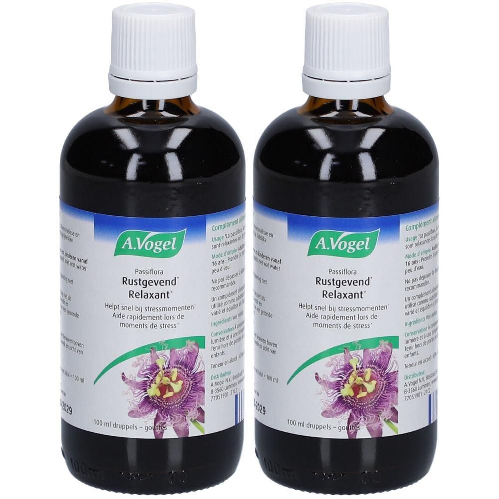 Deux flacons A.Vogel Passiflora. Flacons en verre brun avec bouchon blanc et étiquette. Texte: Passiflora, Relaxant, gouttes.