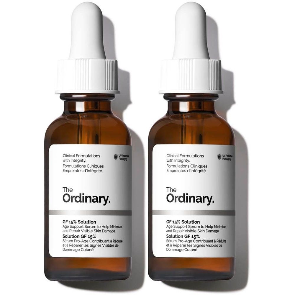 Deux flacons de The Ordinary GF 15% Solution. Flacons en verre brun avec étiquettes blanches et pipettes. Texte: The Ordinary, GF 15% Solution.