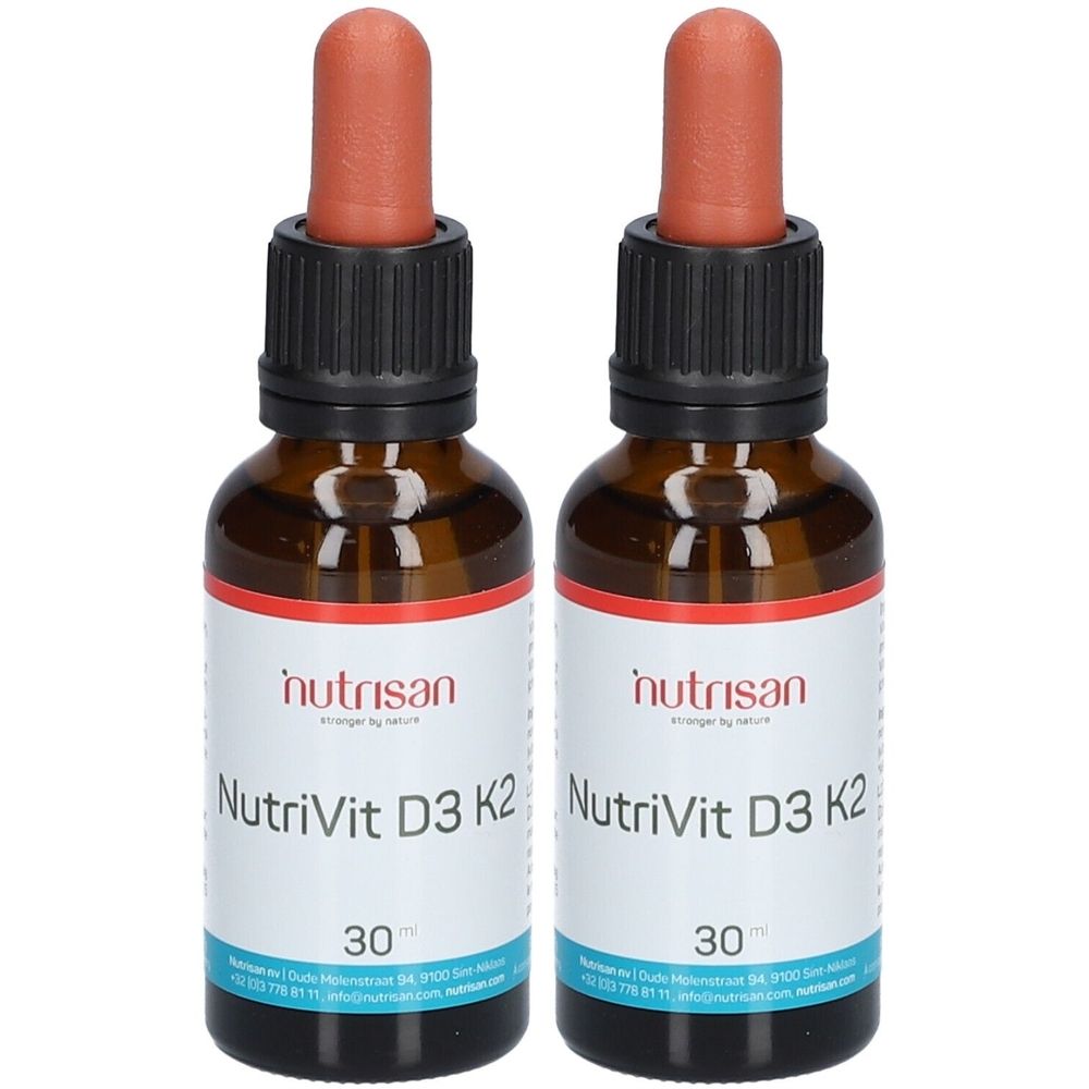 Deux flacons Nutrisan NutriVit D3 K2. Flacons en verre brun avec compte-gouttes. Inscription: NutriVit D3 K2.
