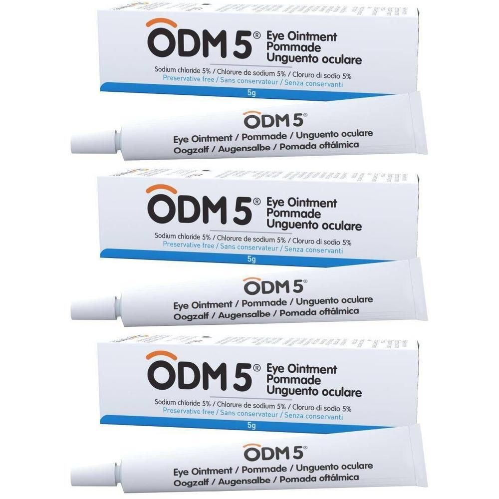 Plusieurs tubes et boîtes de pommade ophtalmique ODM5®. Tubes blancs avec texte bleu, dans des boîtes blanches. Texte: Eye Ointment, 5g.