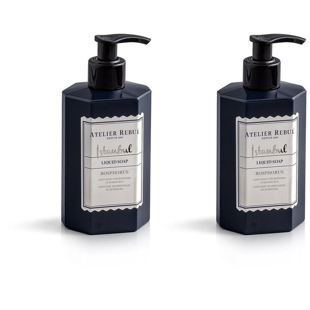 Deux distributeurs de savon bleu avec pompe noire. Étiquette: Atelier Rebul Istanbul Bosphorus Liquid Soap.