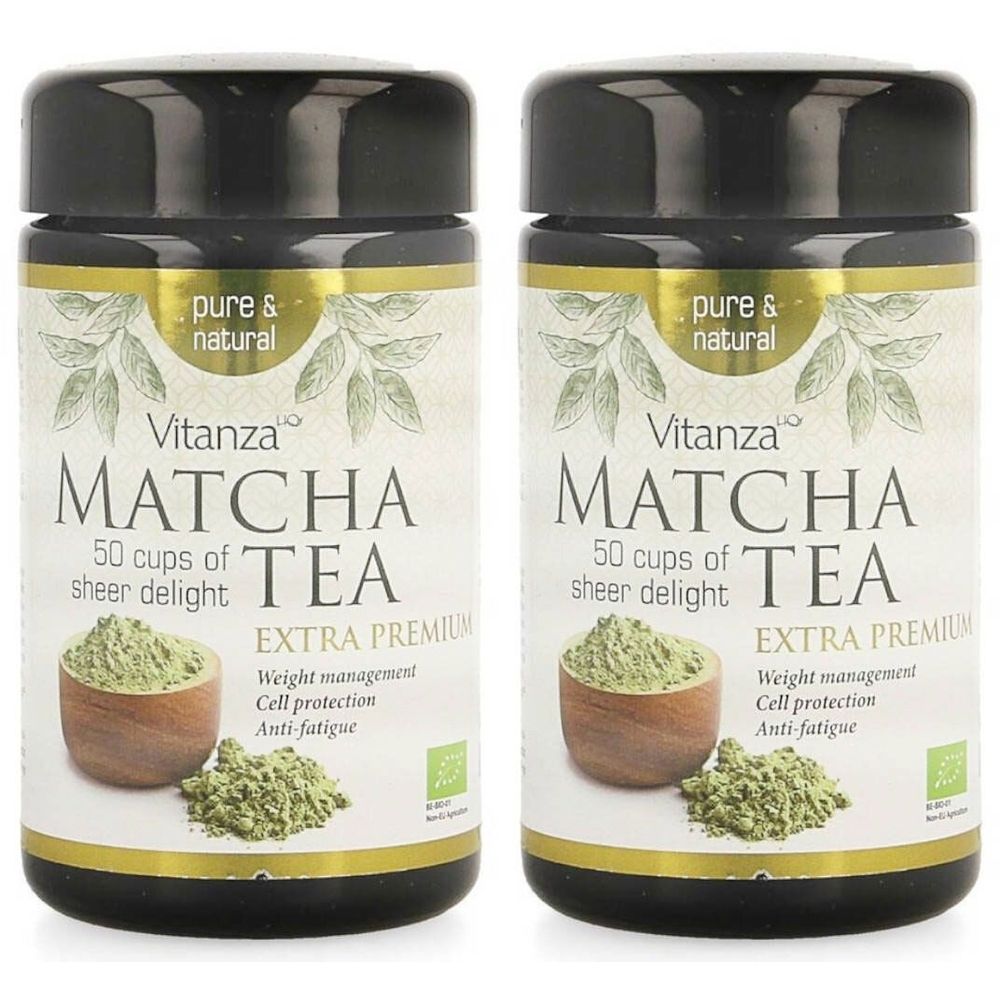 Deux boîtes avec couvercles noirs. Inscription : Matcha Tea, Extra Premium. Poudre de thé vert dans un bol en bois.