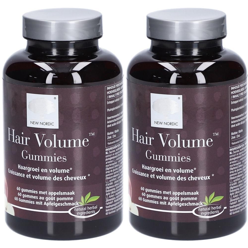 Deux flacons de New Nordic Hair Volume Gummies. Flacons bruns avec couvercles argentés. Inscription : Hair Volume Gummies, 60 gommes.