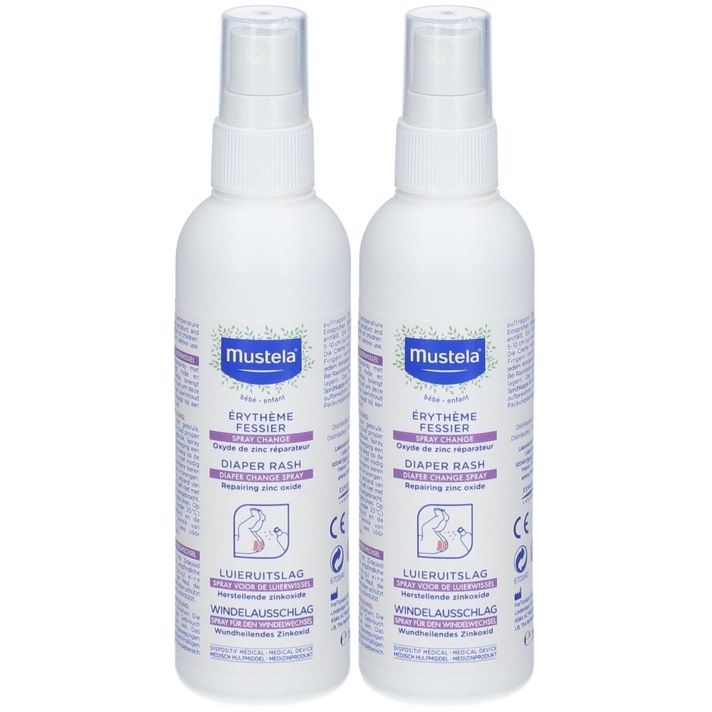 Deux flacons spray blancs Mustela. Inscription: Erythème Fessier, Diaper Rash. Avec bouchon pulvérisateur. Vue rapprochée.