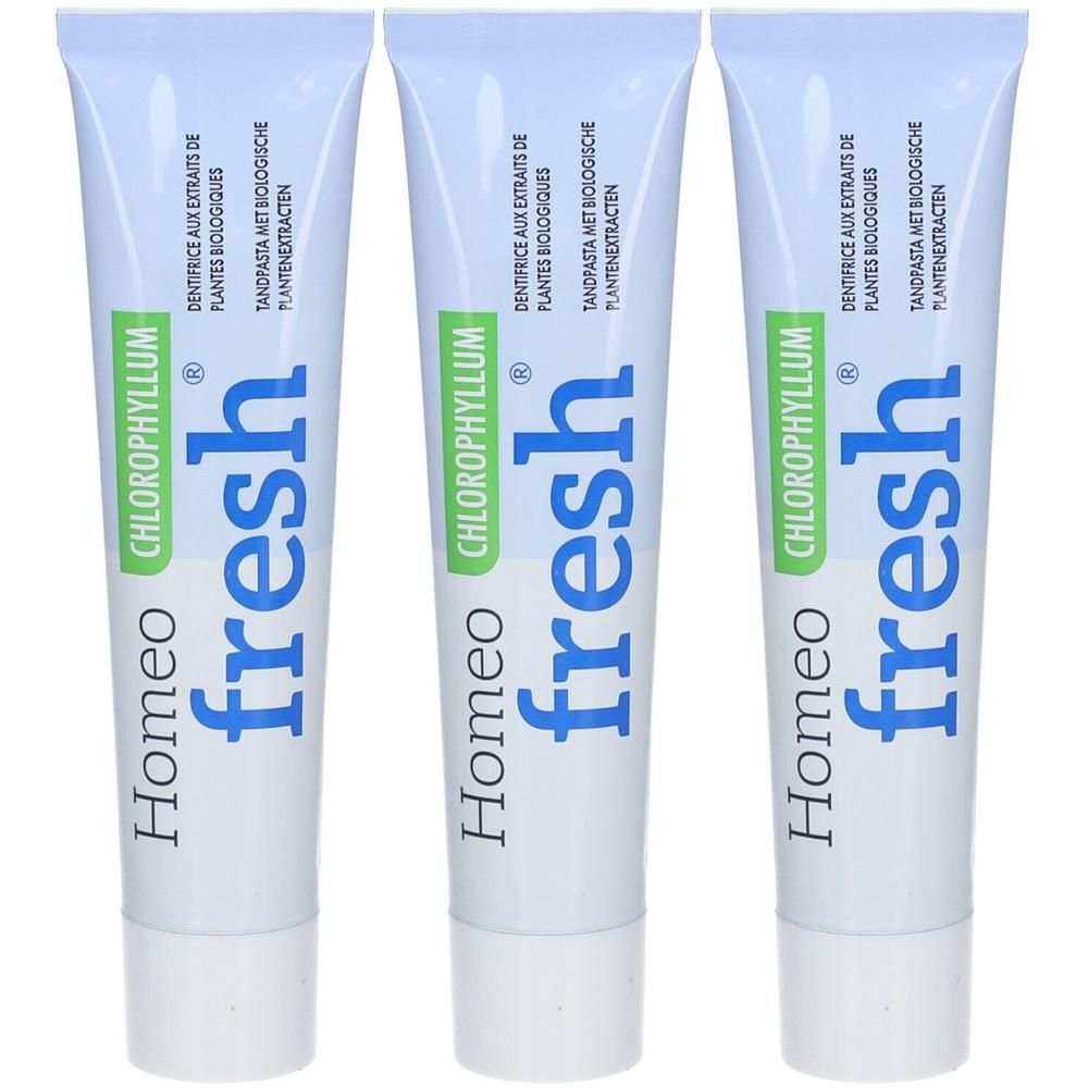 Trois tubes de dentifrice Homeofresh Chlorophyllum. Texte bleu sur fond blanc. Zone verte avec texte.