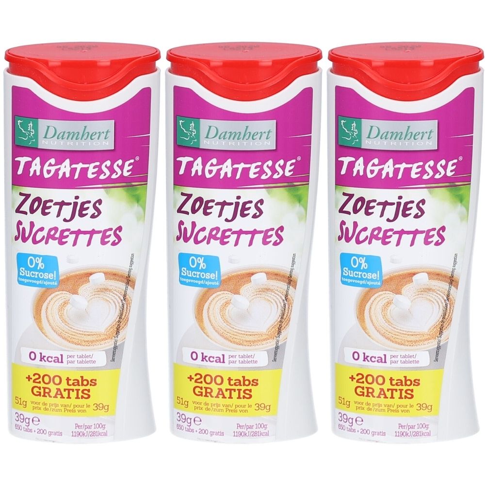 Trois boîtes de Damhert Tagatesse édulcorant. Couvercle rouge, contenant blanc avec étiquette violette. Texte: Zoetjes Sucrettes, 0% Sucrosel.