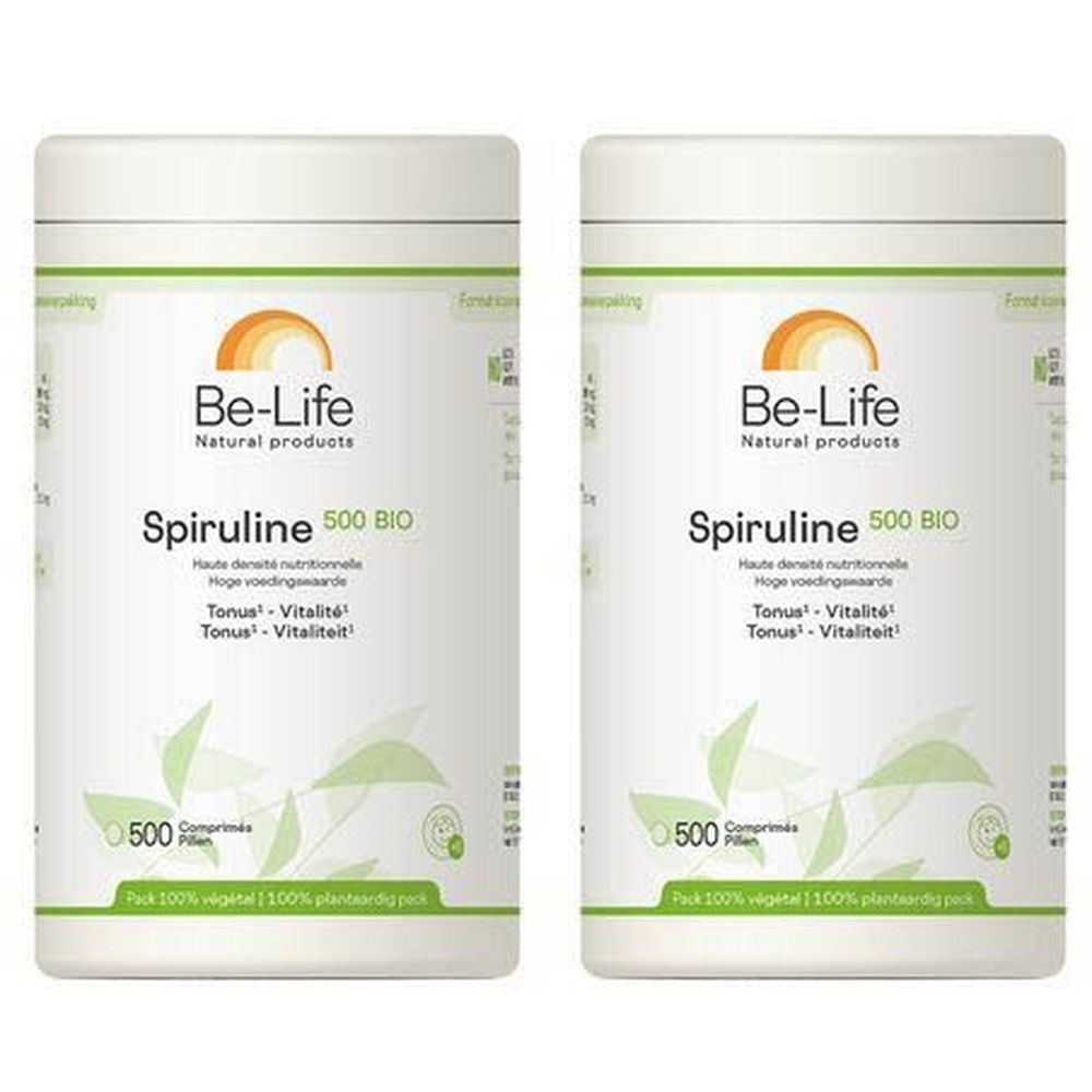 Deux boîtes blanches Be-Life Spiruline 500 BIO. Inscription Spiruline, 500, BIO. Impression verte en bas. Couvercles avec logo.