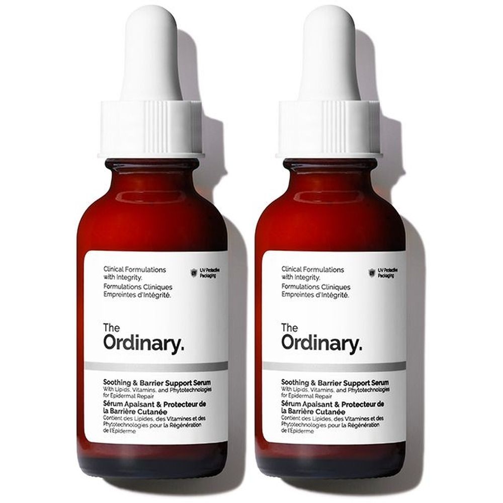 Deux flacons en verre rouge avec pipettes blanches. Étiquettes avec "The Ordinary" et informations produit.