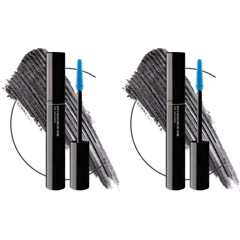 Deux tubes de mascara noir avec brosses bleues. Inscription : LES COULEURS DE NOIR. Traces de mascara noir.